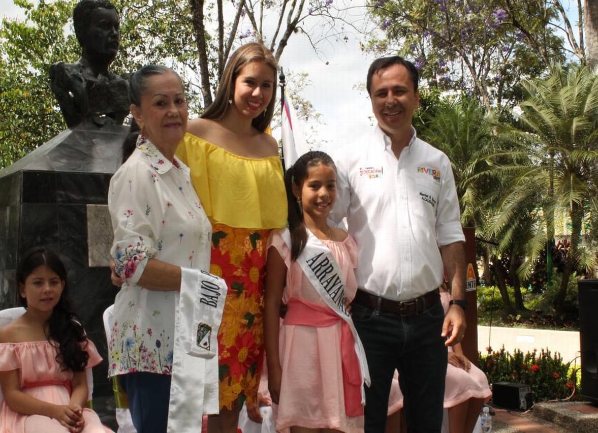 La niña Arrayanal; Juana Valentina Gómez junto a Flor María; directora del Festival, Mariana Prada, Secretaria de Turismo y Cultura del municipio y Néstor Humberto Barreiro.